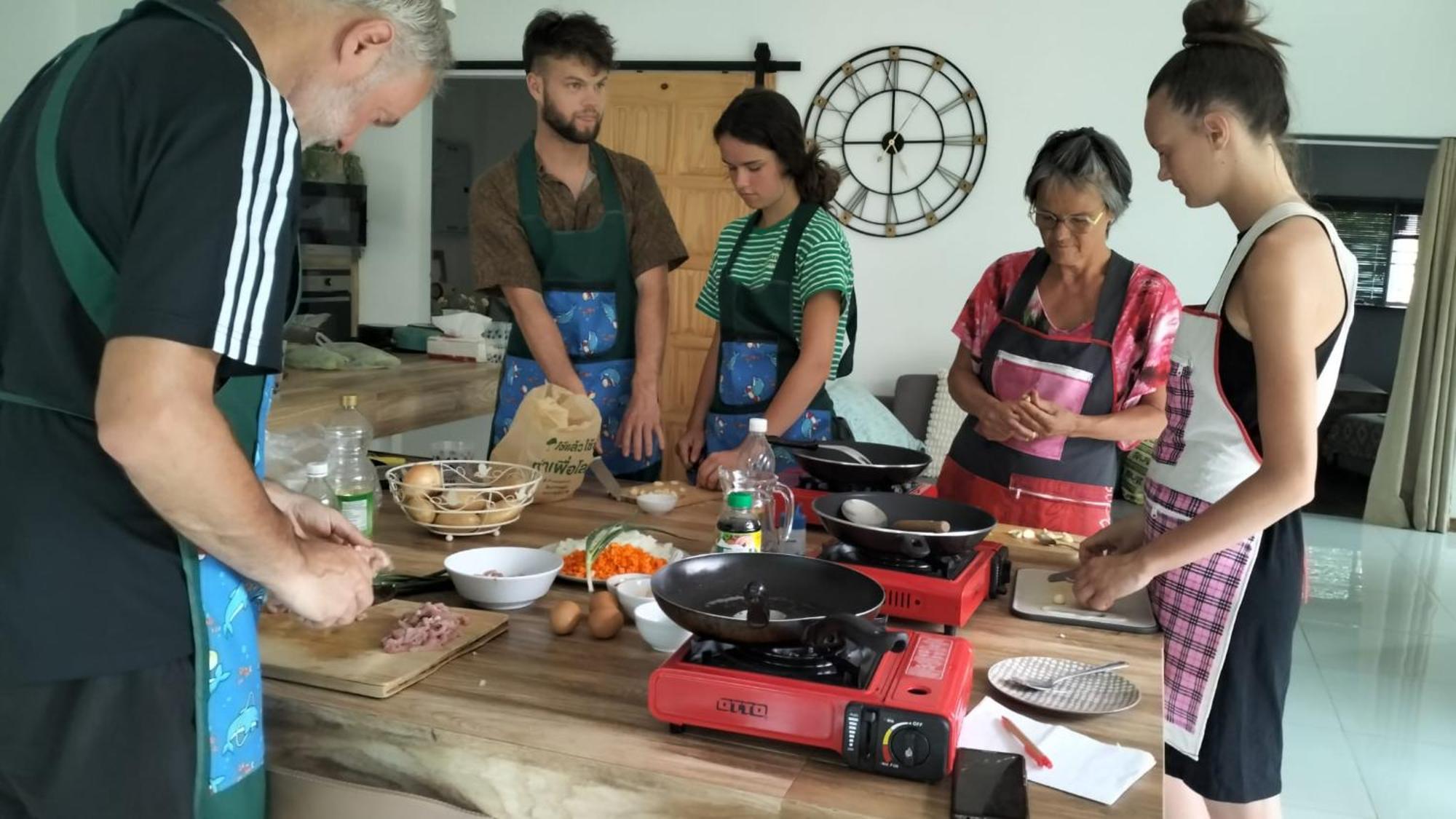 Homestay La De Madame Su *